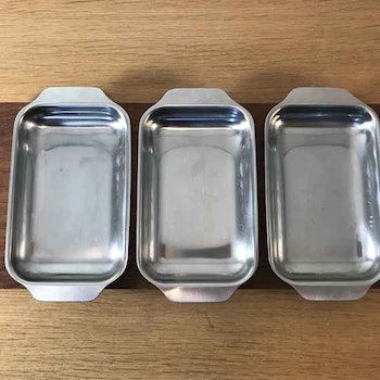 Uppläggningsskålar i teak och stål