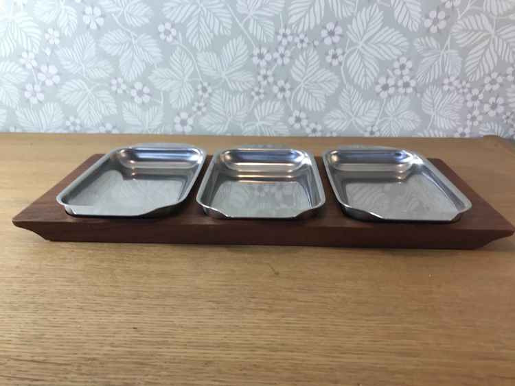 Uppläggningsskålar i teak och stål