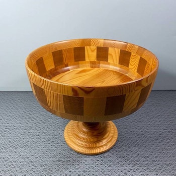 Träskål på fot med intarsia
