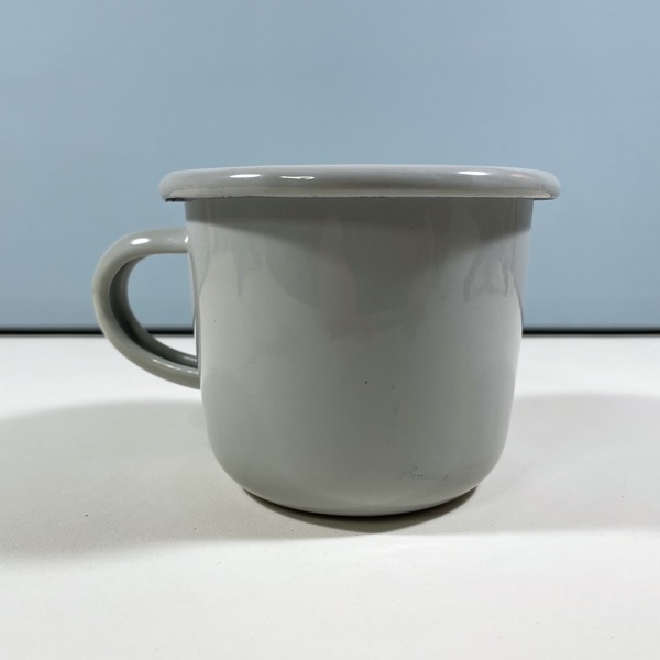 Äldre grå emaljmuggar