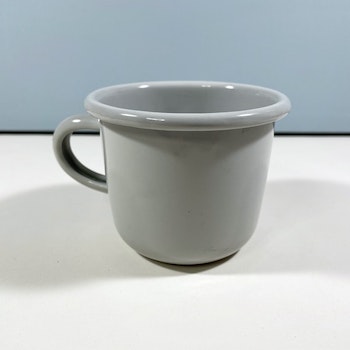 Äldre grå emaljmuggar