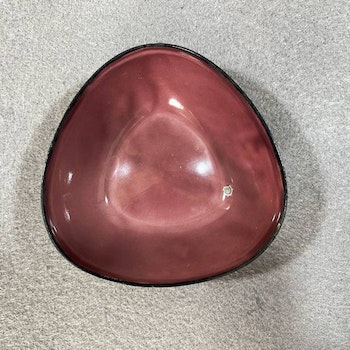 Lila emaljskål med nagg - Arne Erker, Kockum