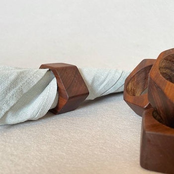 Servettringar i teak