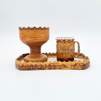 Bricka, sockerskål och gräddkanna i näver och glas