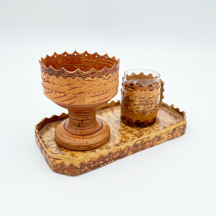 Bricka, sockerskål och gräddkanna i näver och glas