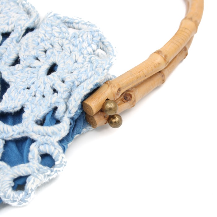 Virkad väska med bambuhandtag