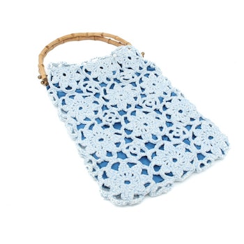 Virkad väska med bambuhandtag